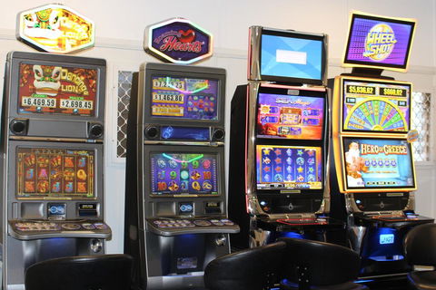 Meringandan Holiday Accommodation - Pubs and Clubs 2