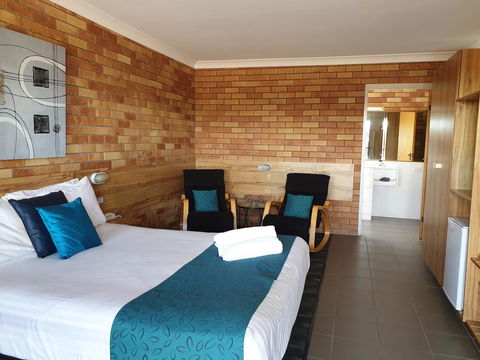 Merino Motor Inn - Pubs and Clubs 1