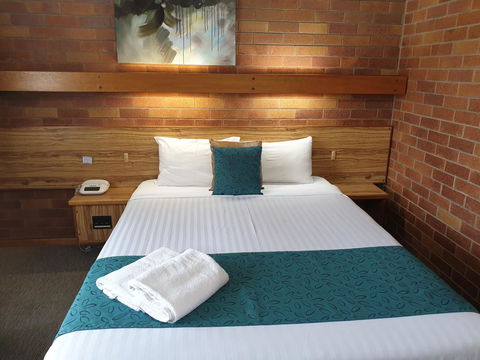 Merino Motor Inn - Pubs and Clubs 0