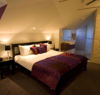 Merlot Verdelho Townhouses - Pubs and Clubs