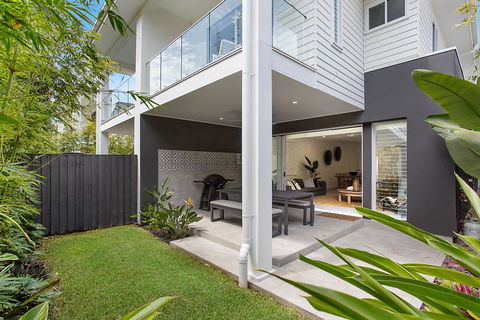 Mermaid Beach Break - Pubs and Clubs 1