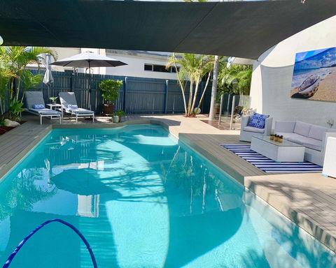 Mermaid Beach House - Pubs and Clubs 1