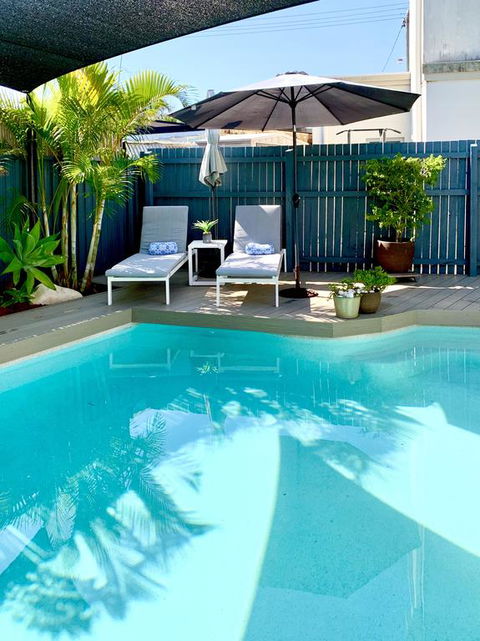 Mermaid Beach House - Pubs and Clubs 3