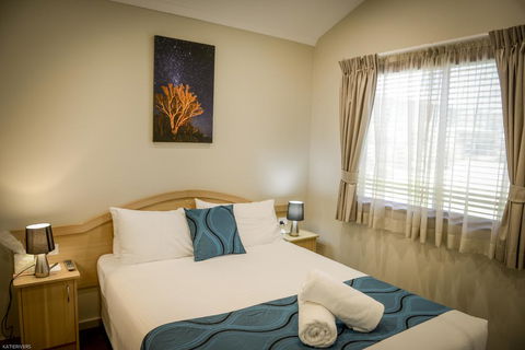 Merry Beach Caravan Park - Pubs and Clubs 0