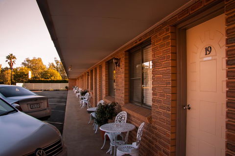 Mid Town Inn Narrabri - Go Out 3