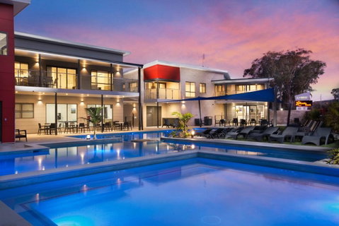 Middle Rock Holiday Resort - Go Out 0