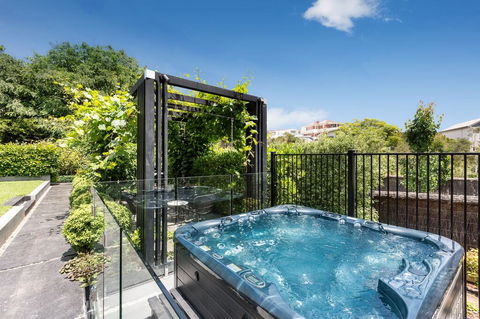 Mills Beach Retreat Luxury Family Retreat With Hydrotherapy Spa, Opposite Beach, Walk To Village - Pubs and Clubs 3