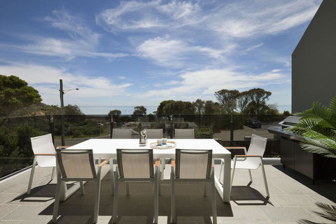 Mills Beach Retreat Luxury Family Retreat With Hydrotherapy Spa, Opposite Beach, Walk To Village - Pubs and Clubs 1