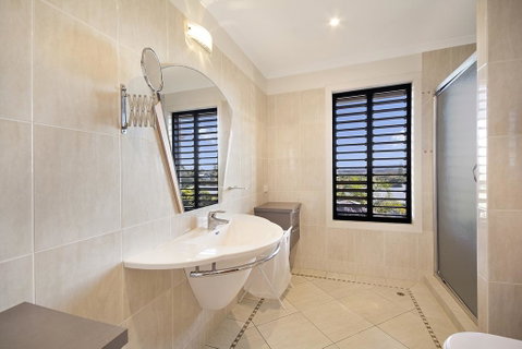 Minutes Walk To Peregian Beach And Surf! - Unit 1/28 Pelican Street - Pubs and Clubs 3
