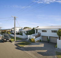 Minutes walk to Peregian Beach and surf - Unit 1/28 Pelican Street - Pubs and Clubs