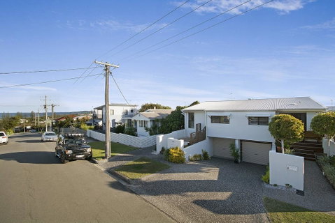 Minutes Walk To Peregian Beach And Surf! - Unit 1/28 Pelican Street - Pubs and Clubs 0