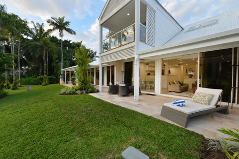 Mirage Luxury Villas - Pubs and Clubs 0