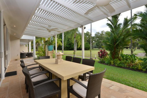 Mirage Luxury Villas - Pubs and Clubs 1