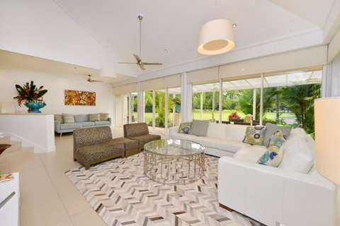 Mirage Luxury Villas - Pubs and Clubs 2