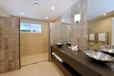 Mirage Luxury Villas - Pubs and Clubs 3