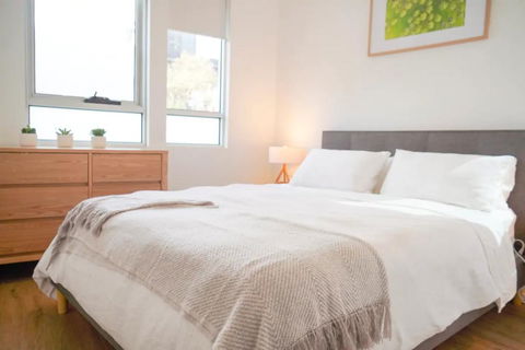 Modern 2 Bedroom Apartment Close To Beach And City - Pubs and Clubs 2