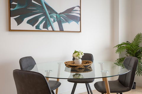 Modern 2 Bedroom Apartment In The Heart Of Burwood - Pubs and Clubs 2