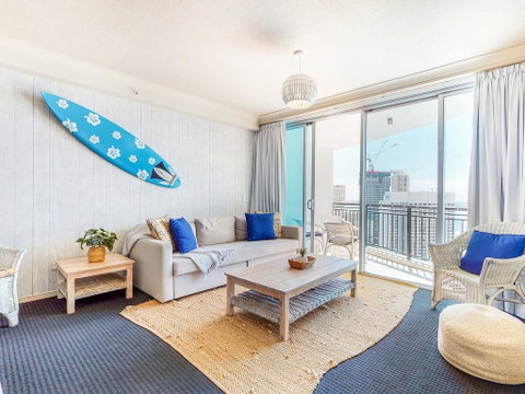 Modern 2BR Apartment In Chevron Renaissance - Pubs and Clubs 3