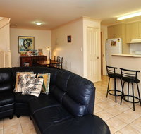 Modern 3 Bedroom Townhouse - Pubs and Clubs