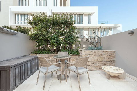 Modern Bronte Apt. W/ Ocean Views, Just Minutes Walk To Beach! - Go Out 1