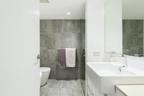 Modern Bronte Apt. W/ Ocean Views, Just Minutes Walk To Beach! - Go Out 2