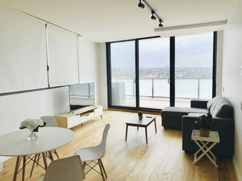 Modern Designer 2BR Apartment Near Airport & Beach - Pubs and Clubs 0