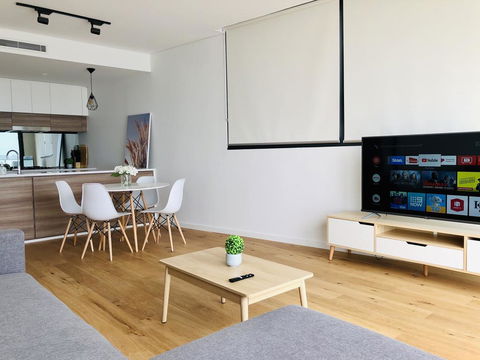 Modern Designer 2BR Apartment Near Airport & Beach - Pubs and Clubs 2