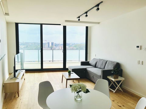 Modern Designer 2BR Apartment Near Airport & Beach - Pubs and Clubs 1