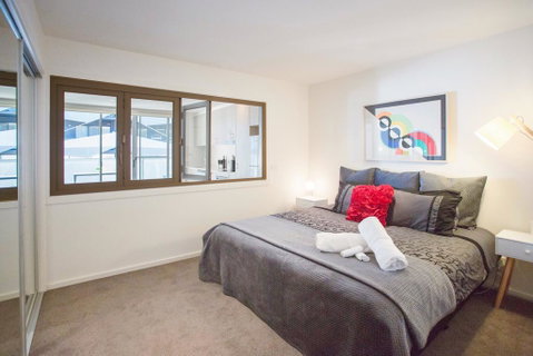 Modern Executive Apartment @ Braddon, 1BR, Wine, Wifi, Secure Parking, Canberra - Go Out 2