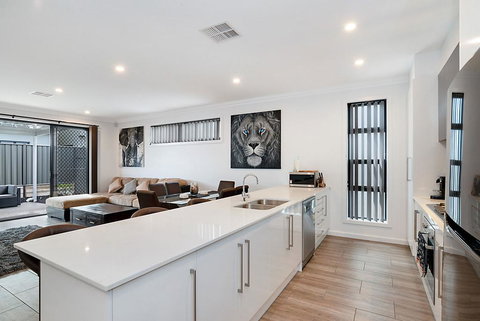 Modern Luxury At Christies Beach - Go Out 0