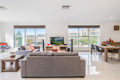 Modern Unit With Balconies Near Melbourne Airport - Go Out 0