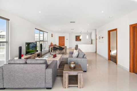 Modern Unit With Balconies Near Melbourne Airport - Go Out 2