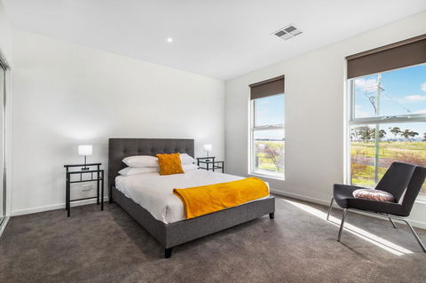 Modern Unit With Balconies Near Melbourne Airport - Go Out 1