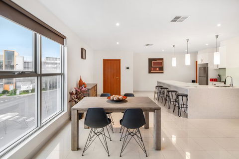 Modern Unit With Balconies Near Melbourne Airport - Go Out 3