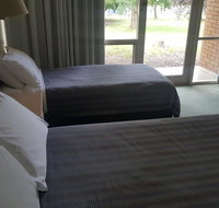 Moe Parklands Motel - Pubs and Clubs