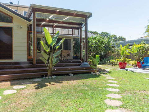 Mojo On Honeysuckle - Pubs and Clubs 3