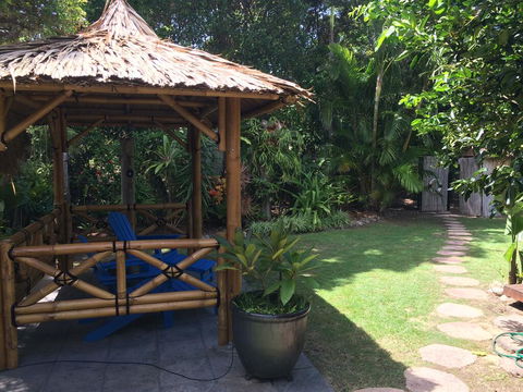 Mojo On Honeysuckle - Pubs and Clubs 0