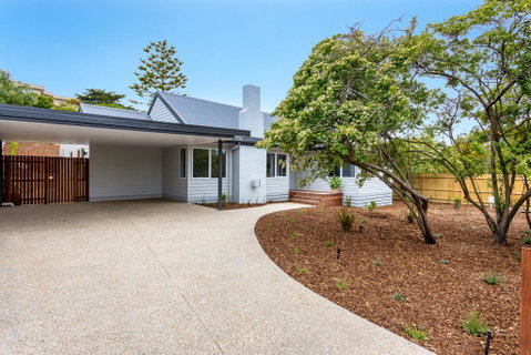 Molly's Beach House: - Pubs and Clubs 0