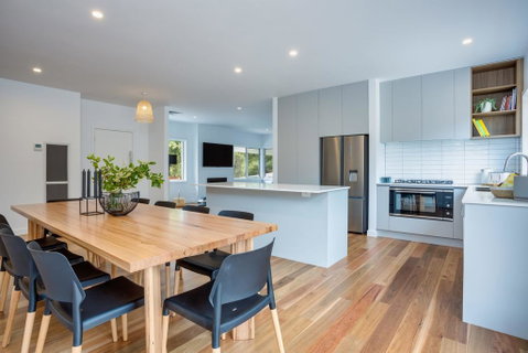 Molly's Beach House: - Pubs and Clubs 1