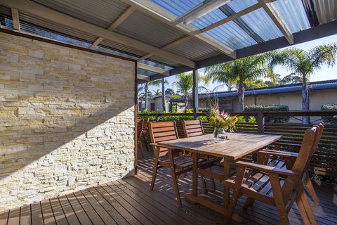 Mollymook Caravan Park - Pubs and Clubs 1