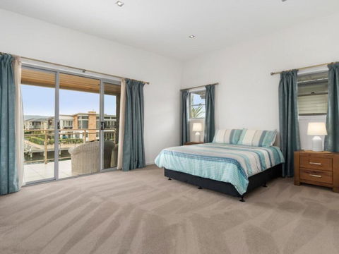 Monte Carlo Living At Martha Cove - Pubs and Clubs 3