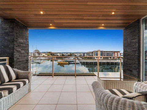 Monte Carlo Living At Martha Cove - Pubs and Clubs 0