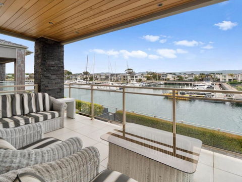 Monte Carlo Living At Martha Cove - Pubs and Clubs 1