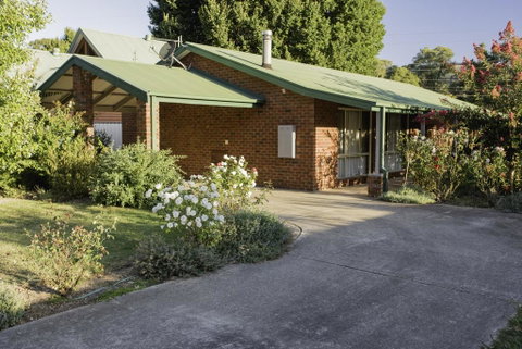 Monty's On Lumley Drive - Pubs and Clubs 0