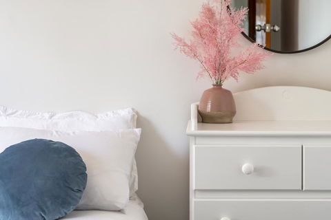 Moonah House-10 Mins To CBD & MONA, 4BR, 2 BATH, Great View, Park 3 Cars, Sleep 11, King Bed, En-suite - Pubs and Clubs 1