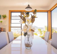 Moonah House-10 mins to CBD  MONA 4BR 2 BATH great view park 3 cars sleep 11 king bed en-suite - Pubs and Clubs