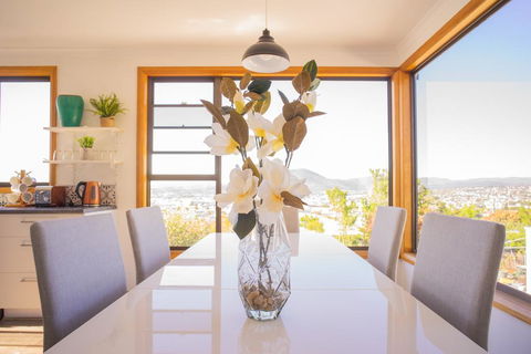 Moonah House-10 Mins To CBD & MONA, 4BR, 2 BATH, Great View, Park 3 Cars, Sleep 11, King Bed, En-suite - Pubs and Clubs 0