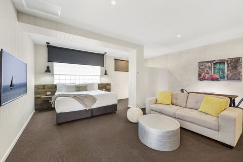 Moonlight Bay Apartments - Pubs and Clubs 1