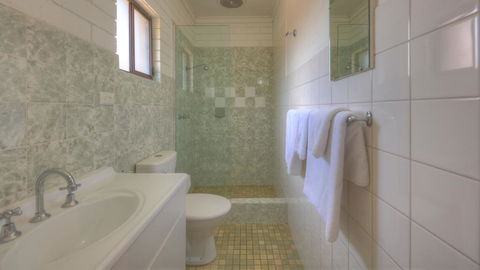 Motel Meneres - Pubs and Clubs 3