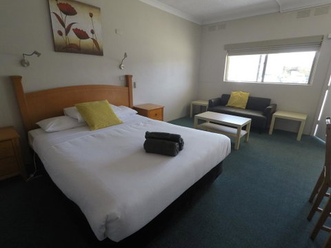 Motel Wellington Wodonga - Pubs and Clubs 1